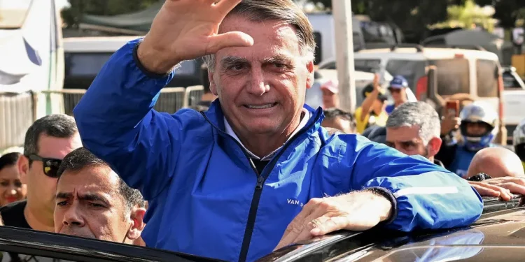 Bolsonaro passa por cirurgia de hérnia; Michelle diz que procedimento acabou e que ele passa bem