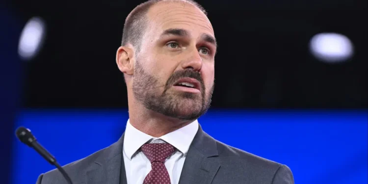 STF tem maioria para tornar Eduardo Bolsonaro réu sob acusação de coação ao atuar nos EUA