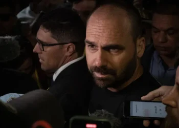 STF torna Eduardo réu por coação no julgamento do golpe