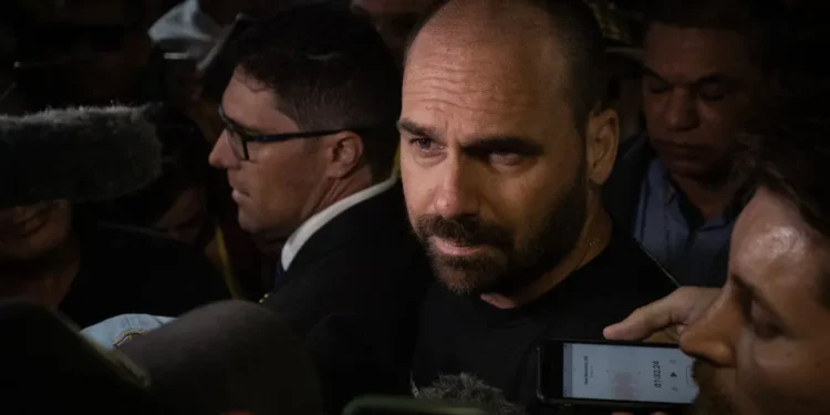 STF torna Eduardo réu por coação no julgamento do golpe