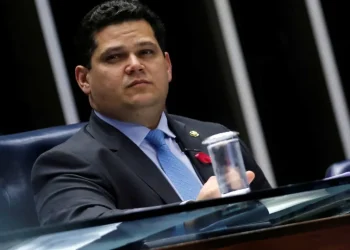 Decisão de Gilmar que blinda STF irrita Alcolumbre, e Congresso discute reação