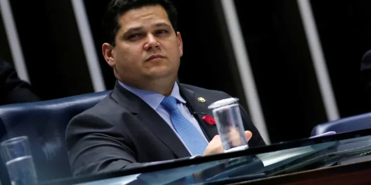 Decisão de Gilmar que blinda STF irrita Alcolumbre, e Congresso discute reação