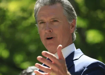 Trump mostrou o dedo do meio ao Brasil com as tarifas, diz governador da Califórnia