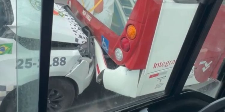 VÍDEO: Viatura da PM colide com ônibus no Centro de Manaus