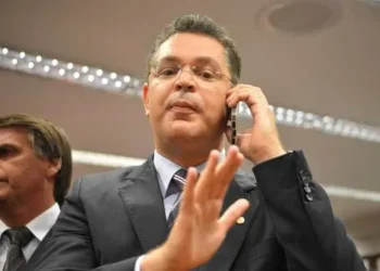 Alvo da PF, Sóstenes critica Coaf e diz que dinheiro vivo é de venda de imóvel