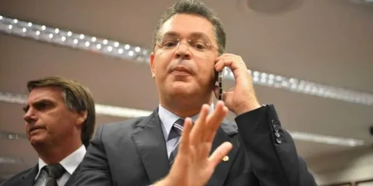 Alvo da PF, Sóstenes critica Coaf e diz que dinheiro vivo é de venda de imóvel