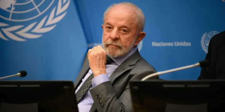 Apesar de recuo, Lula ainda venceria todos os adversários no 2º turno, diz Atlas/Bloomberg