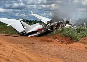 Avião com deputado e vereador faz pouso forçado e pega fogo