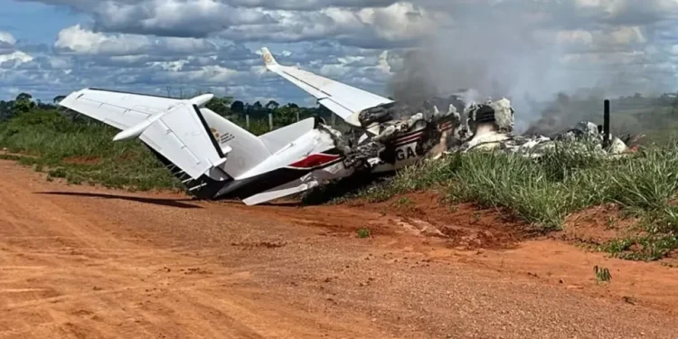 Avião com deputado e vereador faz pouso forçado e pega fogo