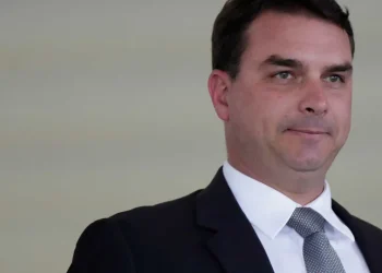 Bolsonaro escolhe Flávio como candidato à Presidência para 2026