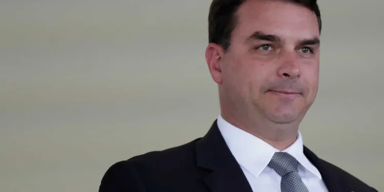 Bolsonaro escolhe Flávio como candidato à Presidência para 2026