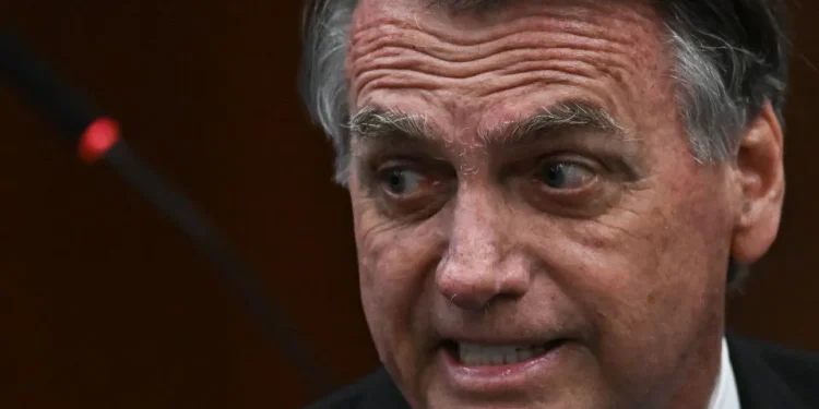 Bolsonaro passa por novo procedimento para tratar crise de soluços