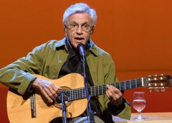 Caetano Veloso anuncia ato musical após projeto que reduz pena de Bolsonaro