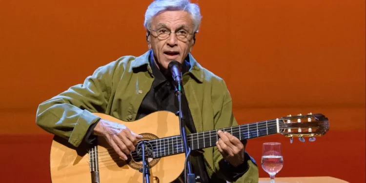 Caetano Veloso anuncia ato musical após projeto que reduz pena de Bolsonaro