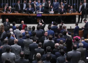 Câmara aprova projeto que reduz penas de Bolsonaro e réus do 8 de janeiro