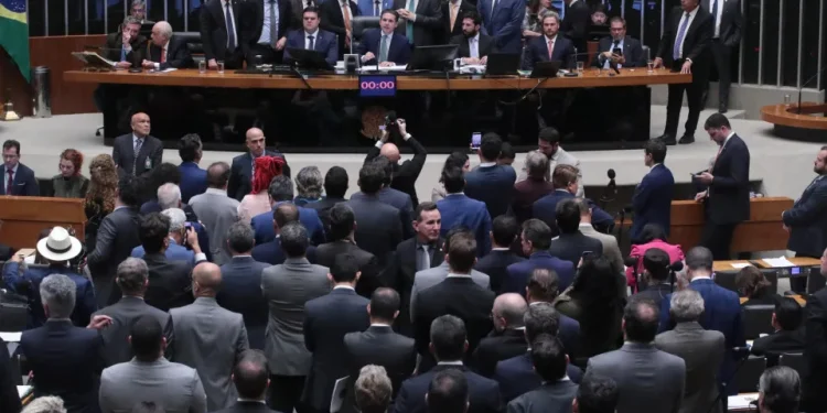 Câmara aprova projeto que reduz penas de Bolsonaro e réus do 8 de janeiro