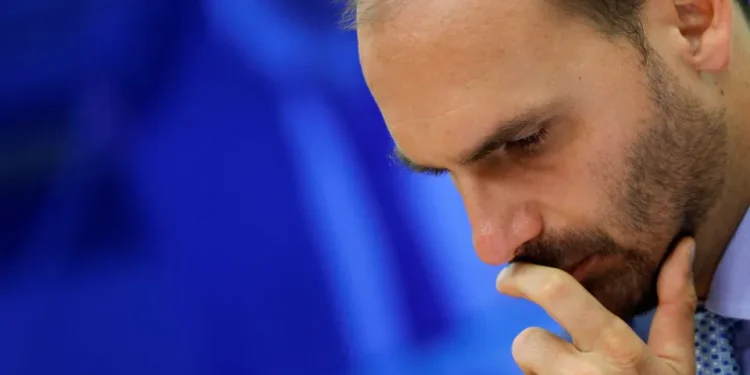 Câmara cancela passaportes diplomáticos de Ramagem e Eduardo