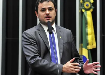 Câmara tem reviravolta e decide suspender Glauber por seis meses em vez de cassá-lo