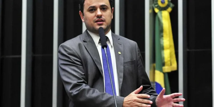 Câmara tem reviravolta e decide suspender Glauber por seis meses em vez de cassá-lo