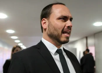 Carlos Bolsonaro apoia Flávio e diz ser normal mercado se preocupar com nome que pode reduzir lucro