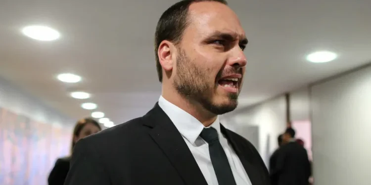 Carlos Bolsonaro apoia Flávio e diz ser normal mercado se preocupar com nome que pode reduzir lucro