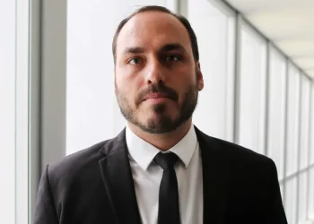 Carlos Bolsonaro renuncia ao mandato de vereador no Rio para disputar vaga ao Senado por SC