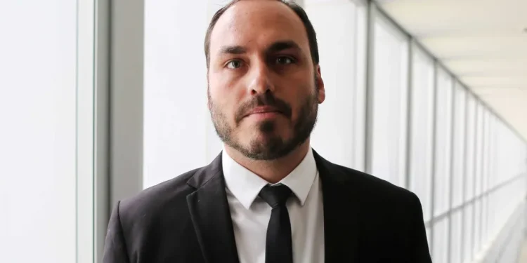 Carlos Bolsonaro renuncia ao mandato de vereador no Rio para disputar vaga ao Senado por SC