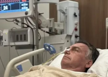 Após deixar UTI, Bolsonaro segue tratamento sem previsão de alta