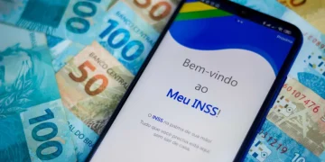 Aposentados e pensionistas do INSS podem consultar antecipação do 13º