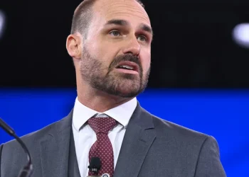 Eduardo Bolsonaro muda tom e celebra diálogo político entre Trump e Lula