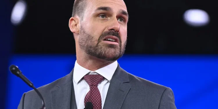 Eduardo Bolsonaro muda tom e celebra diálogo político entre Trump e Lula