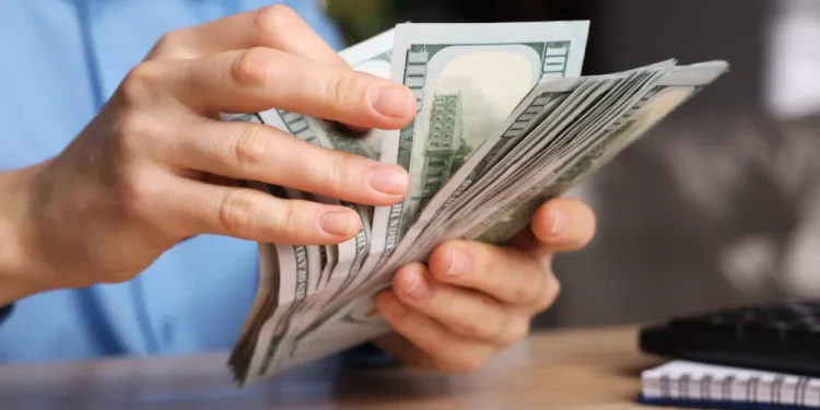 Dólar cai para R$ 4,95 com otimismo sobre acordo entre EUA e Irã