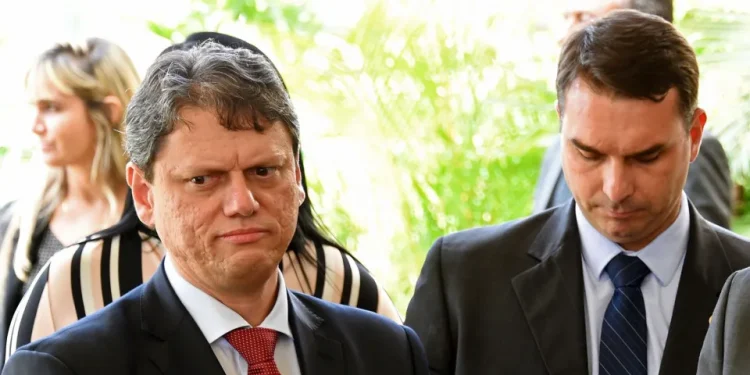 Flávio Bolsonaro diz agora que candidatura é irreversível e que sobrenome é vantagem sobre Tarcísio