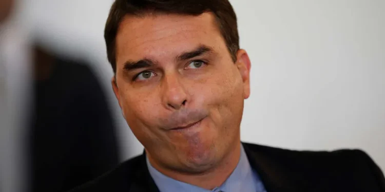 Flávio Bolsonaro tem o pior desempenho contra Lula entre nomes da direita