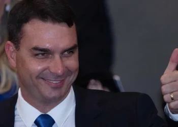 Flávio explica por que foi o escolhido de Bolsonaro no lugar de Michelle