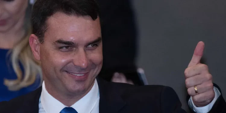 Flávio explica por que foi o escolhido de Bolsonaro no lugar de Michelle