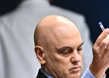 Juiz Alexandre de Moraes agradece a Lula retirada de sanções dos EUA