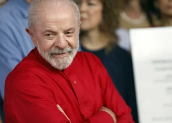 Lula bate Flávio Bolsonaro por 15 pontos e Tarcísio por 5 no 2º turno, diz Datafolha