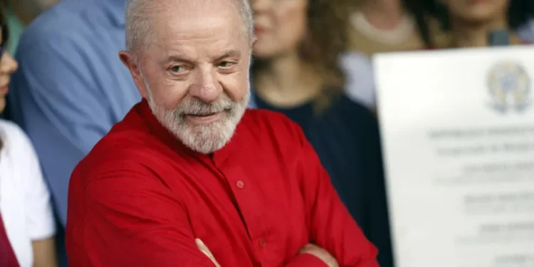 Lula bate Flávio Bolsonaro por 15 pontos e Tarcísio por 5 no 2º turno, diz Datafolha