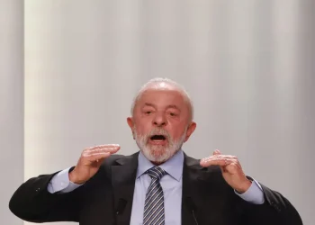 Lulistas querem aproveitar pré-candidatura de Flávio Bolsonaro para avançar sobre centrão