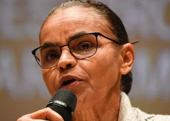 Marina Silva tem leve fratura na coluna e é hospitalizada