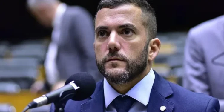 PF faz buscas contra Sóstenes e Jordy, deputados do PL