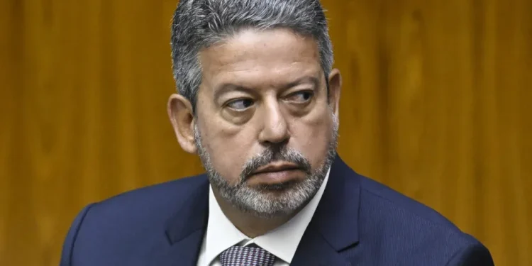 Lira compra jatinho de US$ 1 milhão em sociedade com empresário do agro