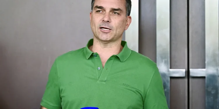 Preço para desistir de candidatura é ‘Bolsonaro livre, nas urnas’, diz Flávio Bolsonaro