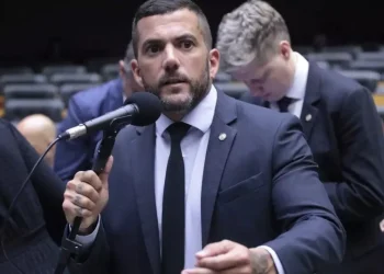 Quem é Carlos Jordy, alvo de operação da PF por suspeita de desvios na cota parlamentar