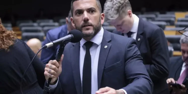 Quem é Carlos Jordy, alvo de operação da PF por suspeita de desvios na cota parlamentar