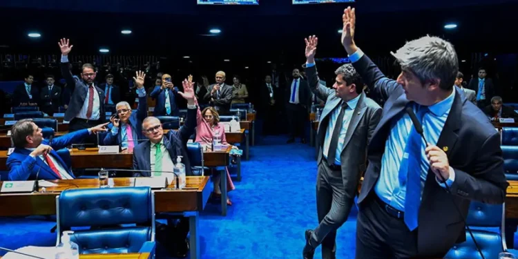 Senado aprova PL Antifacção com penas que podem chegar a 120 anos