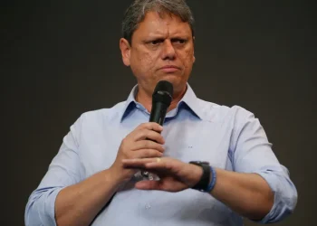 Tarcísio atrai liderança evangélica mais que Michelle para substituir Bolsonaro