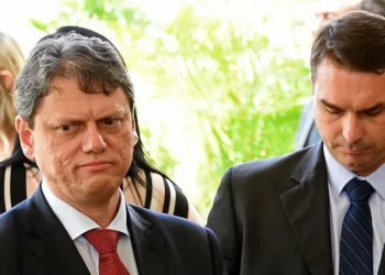 Bolsonaristas reclamam de apoio envergonhado de Tarcísio à pré-campanha de Flávio à Presidência