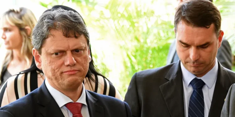Bolsonaristas reclamam de apoio envergonhado de Tarcísio à pré-campanha de Flávio à Presidência